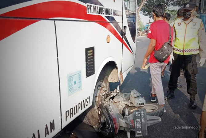 LAKA: Motor korban terjepit ban bus Cendana. Kecelakaan menewaskan pengendara motor terjadi di Desa Talok, Kalitidu. (DHANI WAHYU ALFIANSYAH/RDR.BJN)