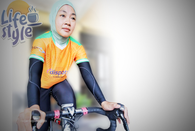 BANYAK PRESTASI: Dahlina Rosyida, mantan atlet sepeda nasional asal Lamongan menorehkan banyak prestasi di cabor sepeda. (ANJAR DWI PRADIPTA/RDR.LMG)