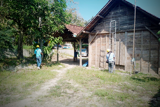 PENANTIAN PANJANG: Sejak 1999, warga Dusun Temanjang Desa Jatisari mendapatkan listrik dengan menyalur dari ketua RT. Kini, sudah miliki meteran. (RAHUL OSCARRA DUTA/RDR.BLORA)