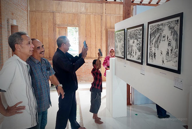 APRESIASI: Pengunjung di Rumah Literasi merasa senang melihat ragam lukisan kemarin (19/5). Ada 23 karya lukisan. (LUKMAN HAKIM/RDR.BJN)