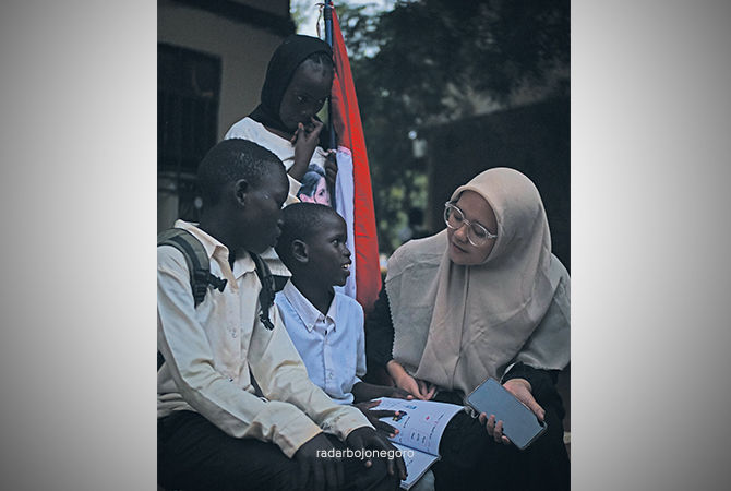 AKRAB: Nakhwah bersama anak-anak Sudan sebelum pulang ke tanah air akibat konflik militer. (NAKHWAH FOR RDR.BJN)