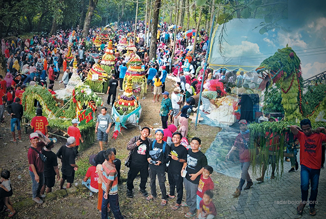 SEDEKAH BUMI: Arak-arakan gunungan menjadi puncak nyadran, setelah kegiatan bersih Desa di Dusun Dodol, Desa Pajeng, Kecamatan Gondang. (FOTO-FOTO: FEBRIANTO FOR RDR.BJN)