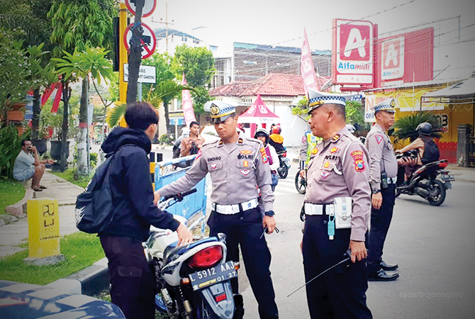 KENA TILANG: Seorang pengendara motor yang dihentikan anggota Satlantas Polres Lamongan karena tidak mematuhi ketentuan standar berlalu lintas. (ISTIMEWA FOR RDR.LMG)