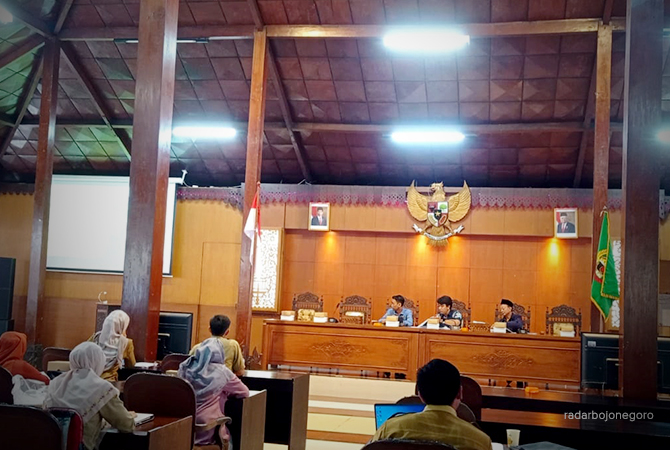 HEARING: DPRD Blora menggelar public hearing raperda di aula DPRD. (RAHUL OSCARRA DUTA/RDR.BLORA)