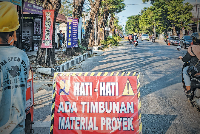 PROYEK TROTOAR: Petugas memangkas pohon penghijauan di Jalan Teuku Umar, kemarin. Ada 718 pohon di enam jalan. (DHANI WAHYU ALFIANSYAH/RDR.BJN)