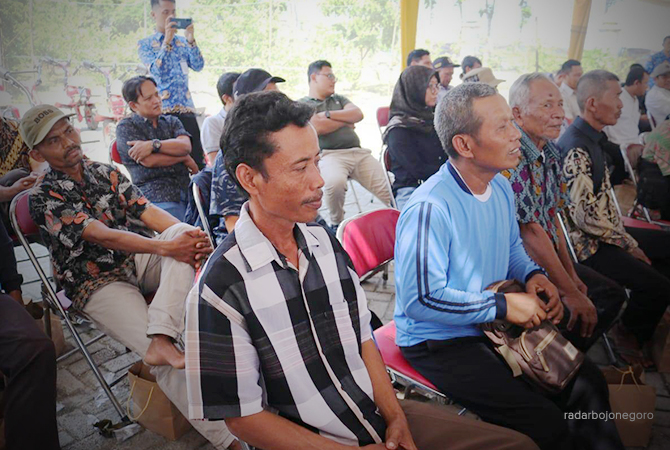 MANANTI TANAM: Petani tembakau tampak menunggu giliran memperoleh bantuan alsintan dan pupuk. (LUKMAN HAKIM/RDR.BLORA)