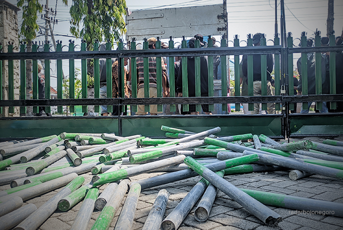 TERTUTUP: Warga Desa Ngelo mengembalikan patok ke kantor Dinas PU SDA. (DHANI WAHYU ALFIANSYAH/RDR.BJN)