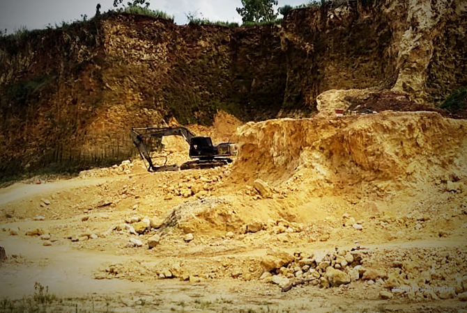 SUMBER ALAM: Lokasi Penambangan Galian C di Desa Sambeng. Tampak eskavator beroperasi mengeruk bebatuan kapur. (LUKMAN HAKIM/RDR.BLORA)