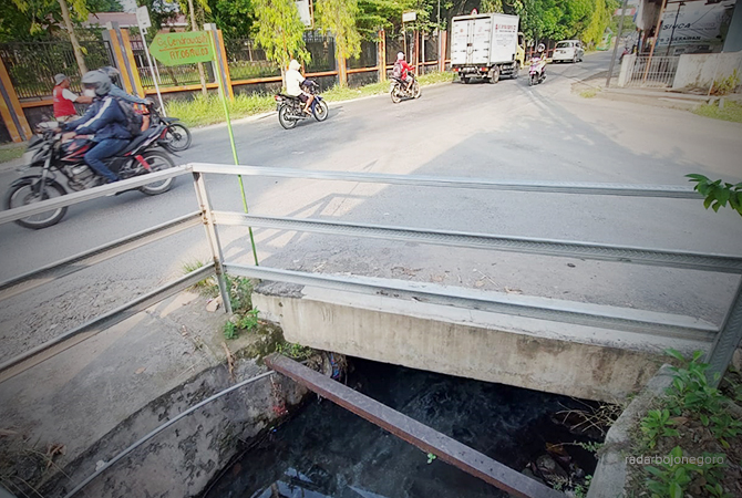 KERAP BANJIR: Drainase Jalan Sorogo ini perlu diperlebar karen tidak mampu menampung air saat hujan deras. (LUKMAN/RDR.BLORA)