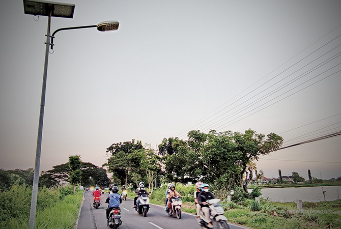 TAK BERFUNGSI: Salah satu PJU tenaga surya yang padam di ruas Jalan Deket – Karangbinangun. (ANJAR DWI PRADIPTA/RDR.LMG)