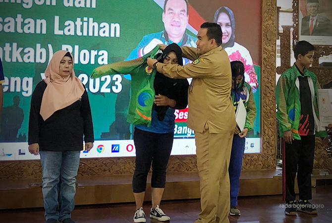 SIAP BEERLAGA: Bupati bersama para calon atlet Blora Porporv 2023. (RAHUL OSCARRA DUTA/RDR.BLORA)