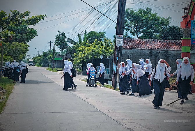 BELAJAR: Para siswa ketika pulang sekolah. Disdik Blora memastikan pendaftaran siswa baru jenjang SMP akan berlangsung akhir Mei. (LUKMAN HAKIM/RDR.BLORA)
