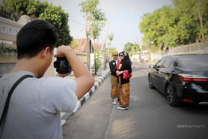 FOTO PREWED: Calon pengantin sedang foto prewed di Jalan Hayam Wuruk. Spot foto di trotoar Bojonegoro akhir-akhir ini digandrungi oleh pasangan muda-mudi di Bojonegoro. (DHANI WAHYU ALFIANSYAH/RDR.BJN)