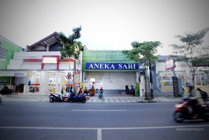 TOKO MODERN: Minimarket di Jalan Diponegoro Bojonegoro berdekatan. Perlu pengaturan agar tidak berimbas toko kelontong dan pasar tradisional. (WAHYU DHANI ALFIANSYAH/RDR.BJN)