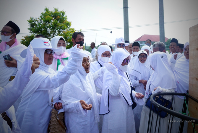 HARUS SEHAT: Para jemaah haji saat manasik. Dinkes ingatkan suhu panas di Arab Saudi. (YUAN EDO/RDR.BJN)