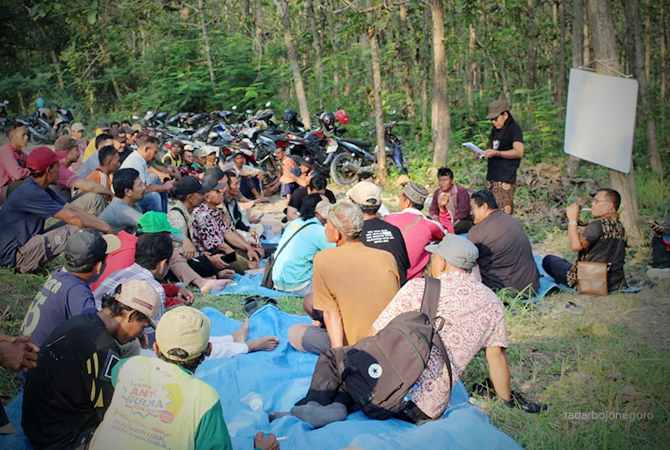 RAPAT: Kelompok tani hutan menggelar rapat di hutan. Mereka siap menuju ke Mojokerto menemui Presiden Jokowi saat kunker di sana. (LUKMAN HAKIM/RDR.BLORA)