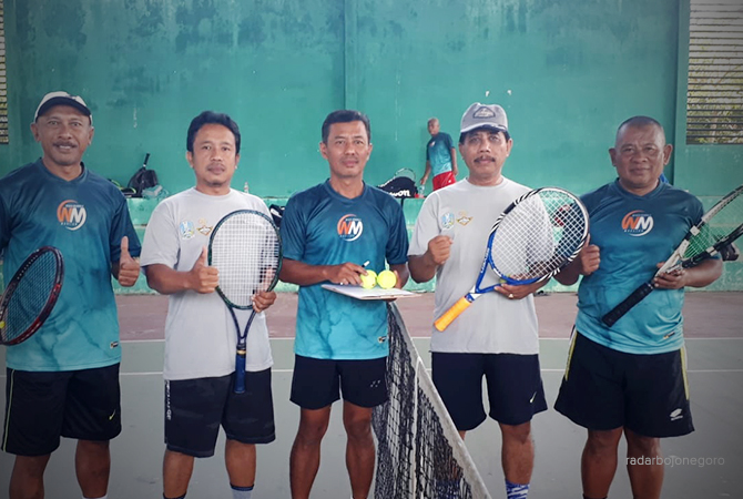 DI LUAR KELAS: Para Kasek, pengawas, dan guru usai bertanding tenis. Selain mengajar, para pendidik ini juga akrab di lapangan. (NURHADI FOR RDR.BJN)