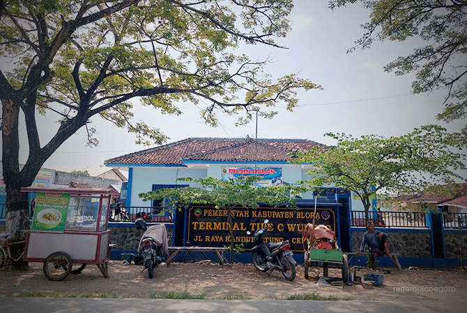 JUJUGAN PENUMPANG: Terminal Randublatung telah diperbaiki landasan bus. Dinrumkimhub Blora mengusulkan perbaikan kios-kios. (LUKMAN HAKIM/RDR.BLORA)