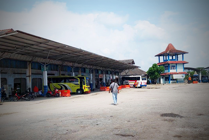 JUJUGAN PENUMPANG: Terminal Cepu tampak lengang. Seorang melintas menuju kios menghadap dalam terminal. (LUKMAN HAKIM/RDR.BLORA)