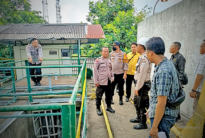 PERIKSA KE TKP: Petugas kepolisian saat menyelidiki lokasi dua orang tersengat listrik saat membersihkan pompa di Petro Babat. (ISTIMEWA FOR RDR.LMG)