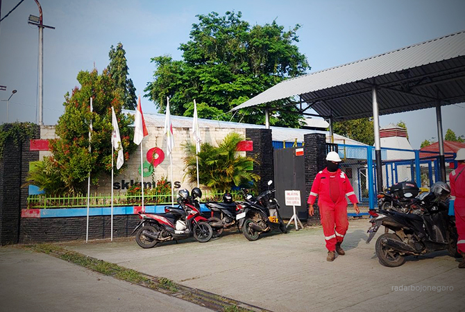 TENAGA KERJA: Para pekerja migas tengah bergegas masuk kerja. (LUKMAN HAKIM/RDR.BLORA)