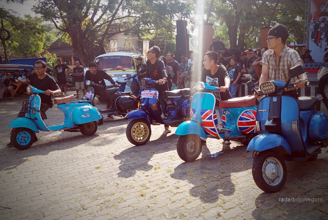 KUMPUL: Pecinta Vespa saat berkumpul di Taman Tuk Buntung Cepu beberapa waktu lalu. Selain kumpul, mereka juga ingin mempromosikan wisata di Blora. (LUKMAN HAKIM/RDR.BLORA)