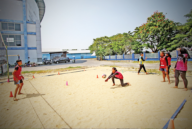 CARI YANG TERBAIK: Proses seleksi pemain voli pantai di Sport Center Lamongan (SCL), kemarin (18/5). (ANJAR DWI PRADIPTA/RDR.LMG)