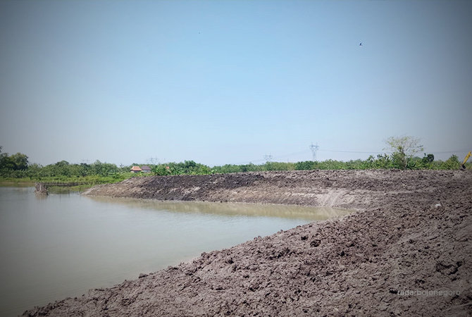 MENABUNG AIR: Waduk Rowoglandang di Desa Gading, Kecamatan Tambakrejo, dikeruk karena terjadi pendangkalan. (ISTIMEWA FOR RDR.BJN)