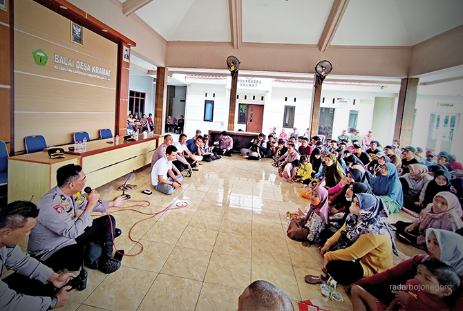 MINTA TETANGGANYA DIBEBASKAN: Warga Desa Kramat, Kecamatan Lamongan yang menyampaikan aspirasinya agar warga desa setempat yang diduga terlibat penganiayaan dan ditahan di Mapolres Lamongan dibebaskan.  (ANJAR DWI PRADIPTA/RDR.LMG)