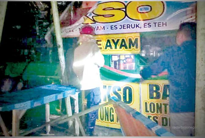 DIDUGA DARI API KOMPOR: Petugas bersama warga melakukan pemadaman di lokasi kebakaran stan bakso di Jalan Kinameng Lamongan. (ISTIMEWA FOR RDR.LMG)