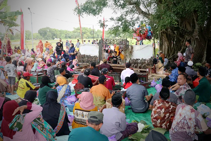 BUDAYA TURUN-TEMURUN: Dalang memainkan wayang krucil saat sedekah bumi di Desa Glagahwangi, Kecamatan Sugihwaras. (DHANI WAHYU ALFIANSYAH/RDR.BJN)