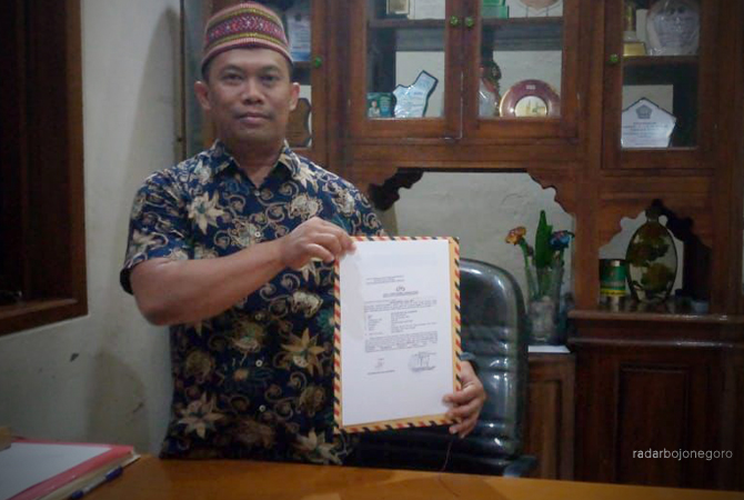 PENGADUAN: Sri Budiyono menunjukan surat yang dilayangkannya ke Menkopulhukam Mahfud MD. (RAHUL OSCARRA DUTA/RDR.BLORA)
