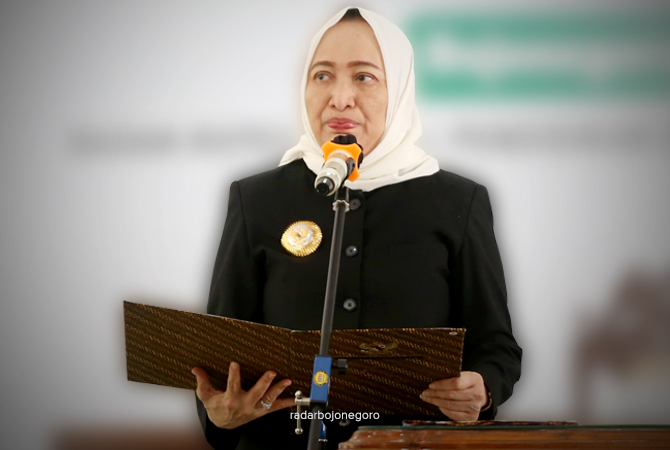 PELANTIKAN: Bupati Bojonegoro Anna Mu’awanah melakukan pelantikan terhadap 31 pejabat tinggi pratama, administrator, pengawas, dan fungsional di Pandapa Malowopati kemarin (16/6). (AHMAD HAKAM ALGHIVARI/RDR.BJN)