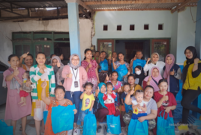 BERBAGI: PNM Bojonegoro menyerahkan bantuan langsung kepada ibu hamil dan anak usia balita di Desa Ngulanan Kec. Dander, jum