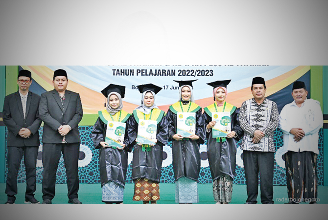 PENGHARGAAN: Kepala SMA, Sekretaris Yayasan Al-Fatimah, Kepala Kemenag, Pimpinan Ponpes bersama para wisudawan terbaik SMA. (IST/RDR.BJN)