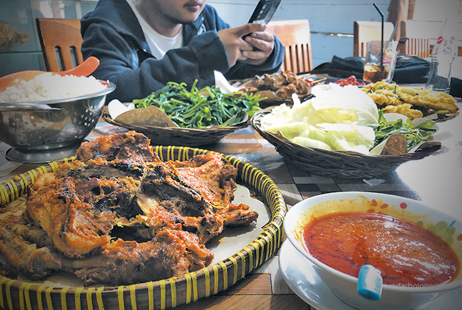 KHAS: Satu ekor utuh ayam kampung bakar dihidangkan dengan bumbu khas Mak Gogok. Salah satu kuliner yang wajib dicoba saat berkunjung ke Blora. (RAHUL OSCARA DUTA/RDR.BLORA)