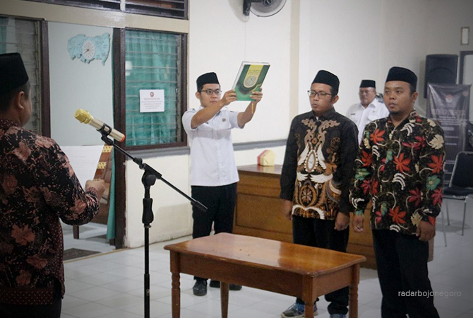 PERGANTIAN: Pengambilan sumpah PAW PPK Kecamatan Jiken yang dilakukan oleh KPUK Blora, kemarin (15/6). (RAHUL OSCARRA DUTA/RDR.BLORA)