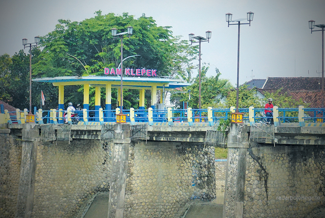 PENGHUBUNG DESA: Dam Klepek Sukosewu ini menjadi akses warga. Pengendara roda empat harus bergantian melintas, karena dam tidak lebar. (YUAN EDO/RDR.BJN)