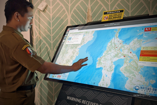 CEK GEMPA: Pegawai BPBD Bojonegoro mengecek peta melalui monitor di peralatan Ina-Tews atau sistem peringatan dini. (WAHYU DHANI ALFIANSYAH.RDR.BJN)