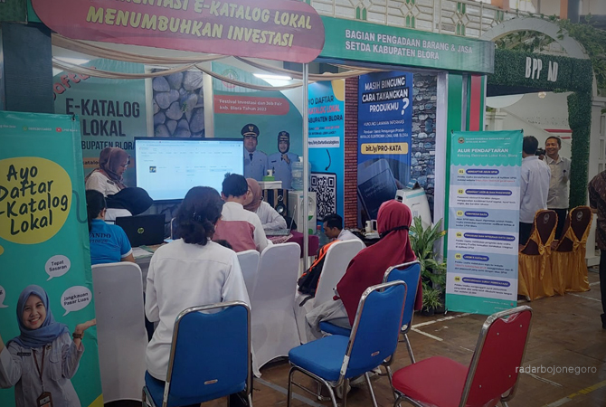 RAMAI: Festival Investasi dan Job Fair di GOR Mustika di hari kedua masih ramai pengunjung. (LUKMAN HAKIM/RDR.BJN)