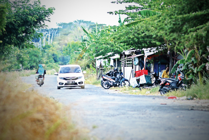 BANYAK WARUNG: Meski sepi, jalan dari Tambakrigadung, Kecamatan Tikung ke arah Deket Kulon, Kecamatan Deket kini dibangun warung di pinggirnya. (ANJAR DWI PRADIPTA/RDR.LMG)