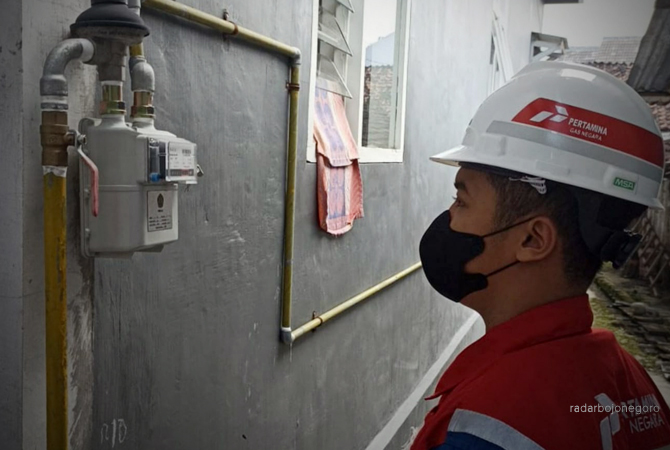 CEK PEMAKAIAN: Warga melihat meteran jargas di rumahnya. Hingga kini PGN telah mencabut 1.050 jargas di Bojonegoro. (WAHYU DHANI ALFIANSYAH/RDR.BJN)