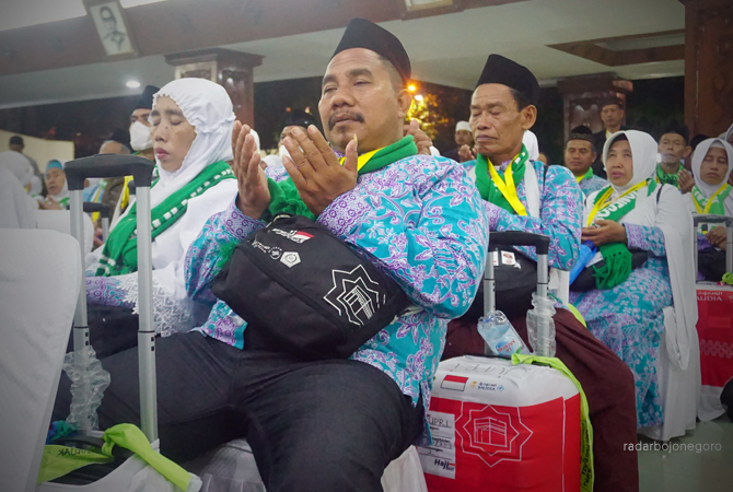SIAP BERIBADAH: Jemaah haji Bojonegoro saat hendak berangkat. Saat ini semua sudah di Madinah. (YUAN EDO/RDR.BJN)