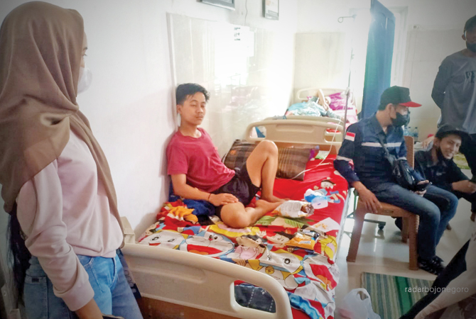 MEMBAIK: Beberapa warga yang diduga keracunan tahu tek dan masih dirawat di Puskesmas Pucuk. (M. GAMAL AYATULLAH/RDR.LMG)