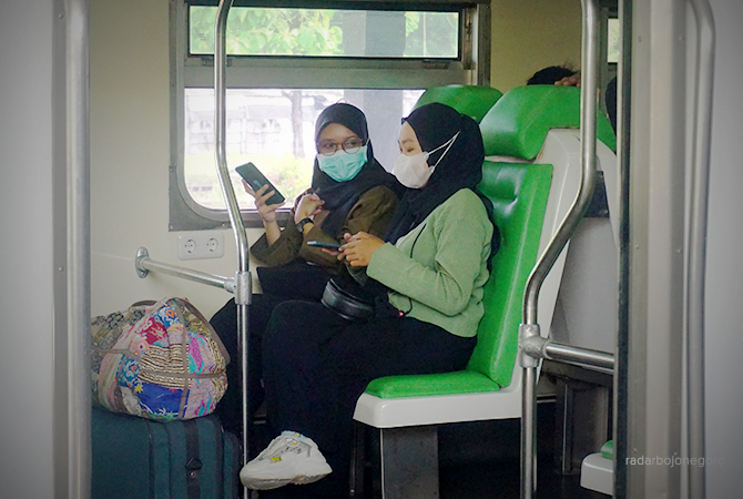 BERSANTAI: Dua penumpang duduk di kursi komuter Arjonegoro. Kereta ini baru beroperasi Kamis (1/6). (YUAN EDO/RDR.BJN)