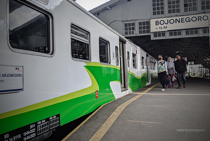 TRANSPORTASI MASAL: Kereta komuter line Arjonegoro saat di Stasiun Bojonegoro kemarin. Kereta lokal jadi perburuan saat akhir pekan. (DHANI WAHYU ALFIANSYAH/RDR.BJN)