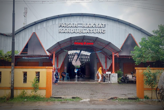 CERUK JUAL BELI: Semua kios Pasar Randublatung sudah terisi. Kejari Blora telah memeriksa beberapa saksi terkait dugaan jual beli kios. (LUKMAN HAKIM/RDR.BLORA)