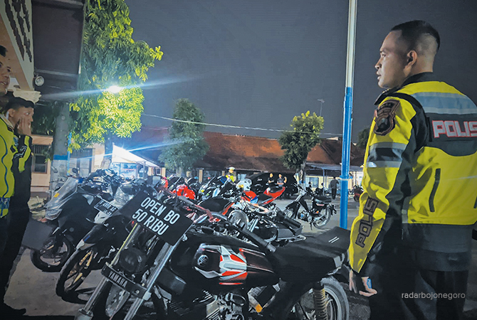 KNALPOT BRONG: Petugas kepolisian sedang mengamankan motor knalpot brong, rerata statusnya pelajar. (ISTIMEWA FOR RDR.BJN)