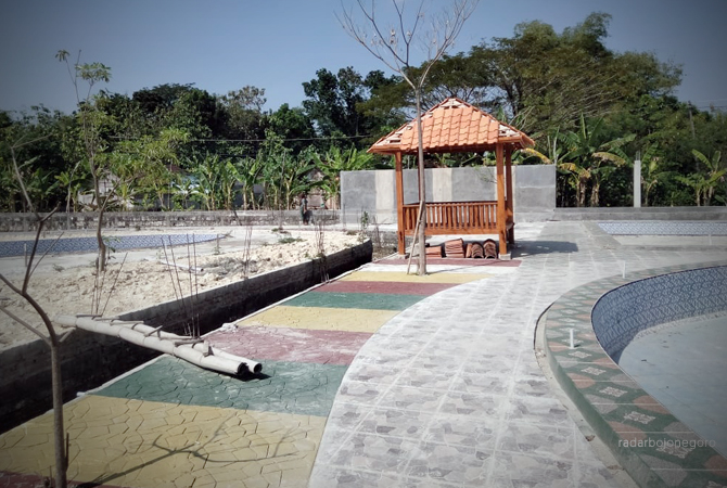BAKAL KLARIFKASI: Proyek Kolam renang Ketuwan Park ini belum selesai dibangun. (LUKMAN HAKIM/RDR.BJN)