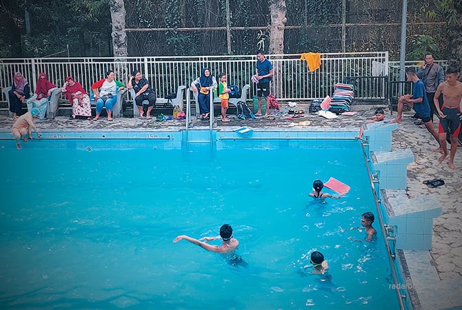 RAMAI: Kolam Renang Tirtonadi Blora mulai ramai dikunjungi. Meski ramai, tidak ada penambahan fasilitas atau wahana. (LUKMAN HAKIM/RDR.BLORA)